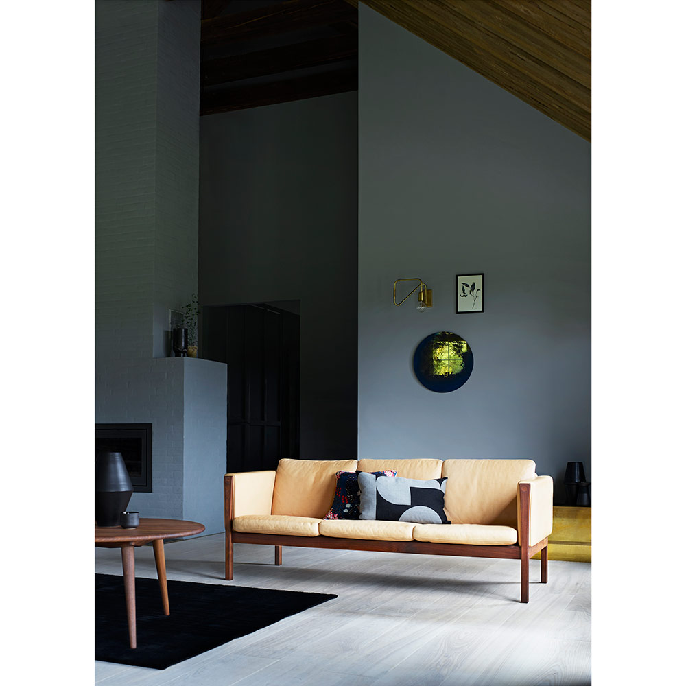 CH163 Sofa - Leather Thor 301, Walnut Oil
