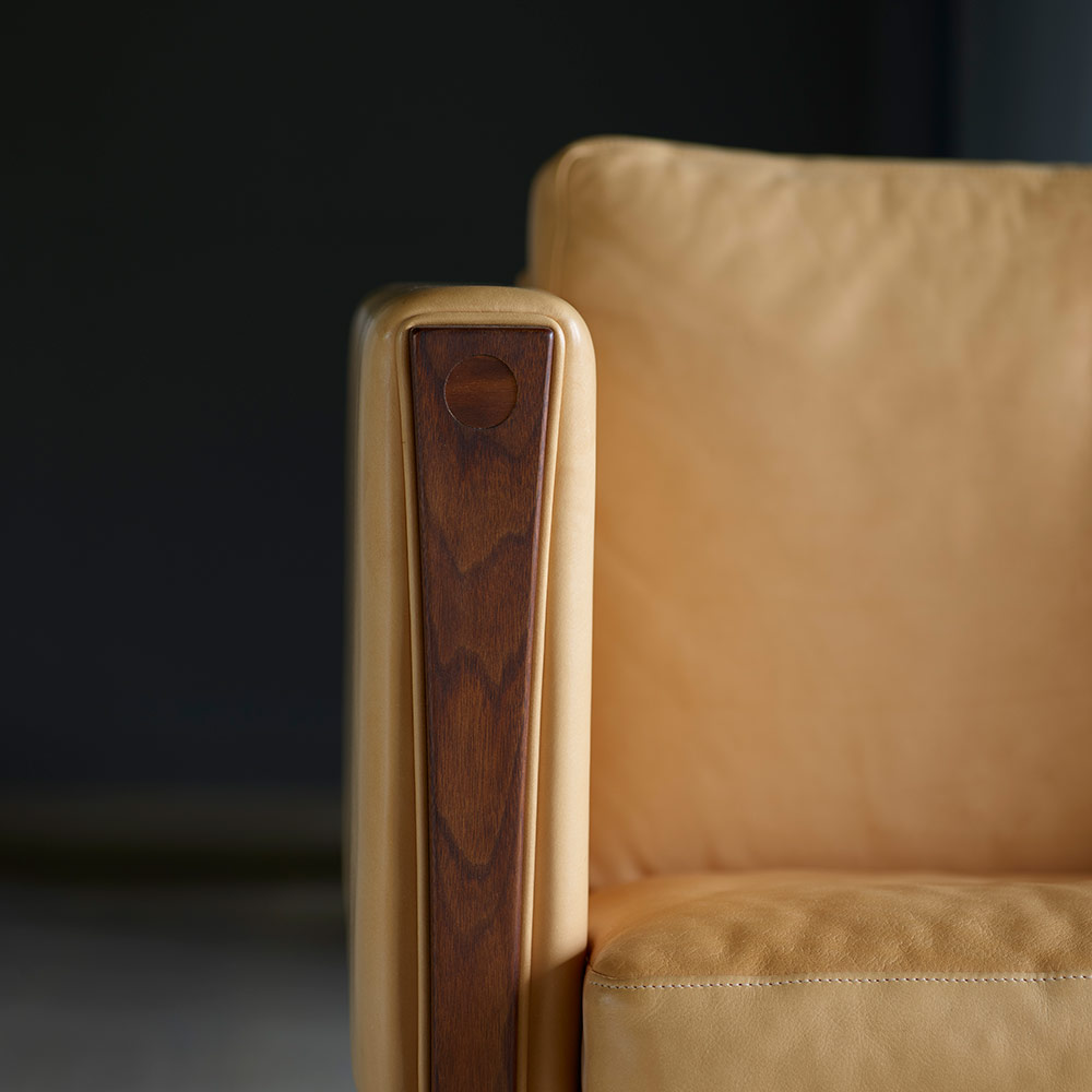 CH163 Sofa - Leather Thor 301, Walnut Oil